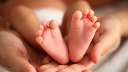 Gólyahír: megszületett Bősz Anett kisfia – Itt vannak az első fotók az újszülöttről 
