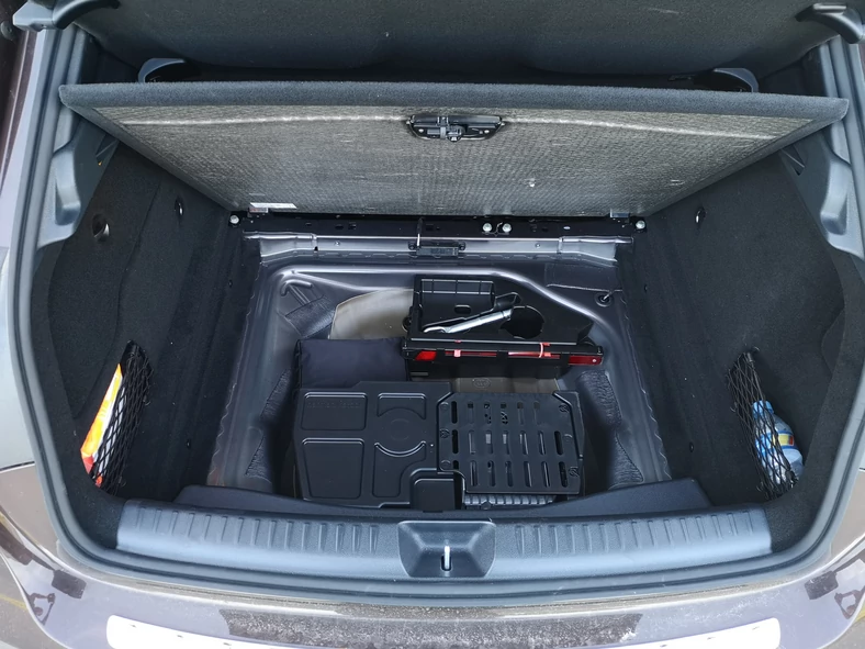 Mercedes GLA - subwoofer Harman Kardon w bagażniku