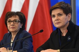 Rzecznik rządu Elżbieta Witek i premier Beata Szydło na konferencji prasowej nt. programu Rodzina 500+. 1 grudnia 2015 r.