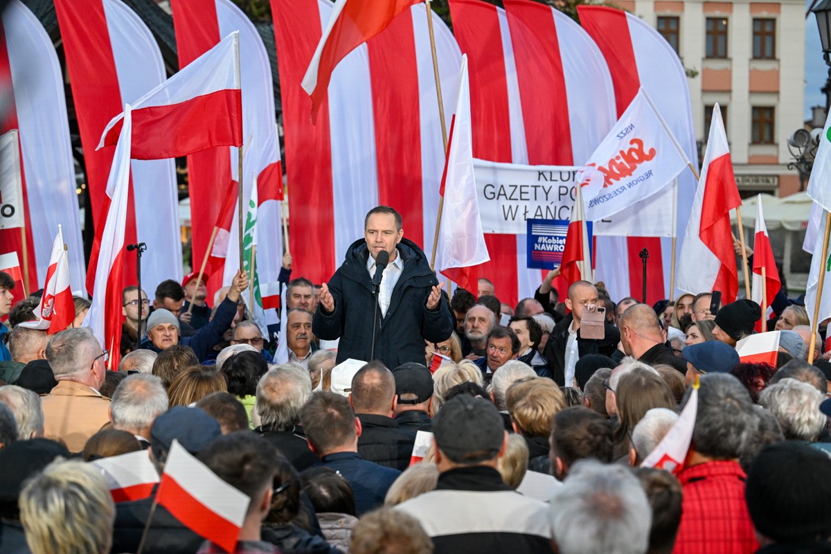 Karol Nawrocki (C) podczas spotkania wyborczego w Rzeszowie