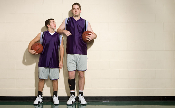 Koszykarze - wysoki i niski