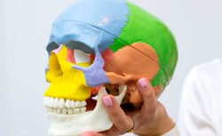 "Jaw training" niszczy stawy! Uwaga na trend z TikToka, ostrzegają eksperci