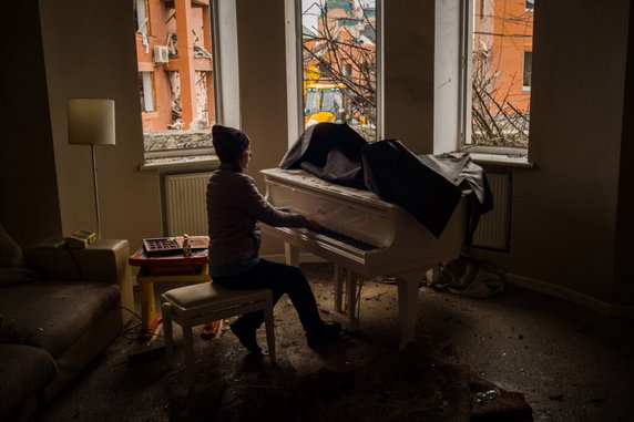 Zdjęcie Roku: Irina Maniukina gra na fortepianie w swoim dopiero co zbombardowanym przez Rosjan domu.
