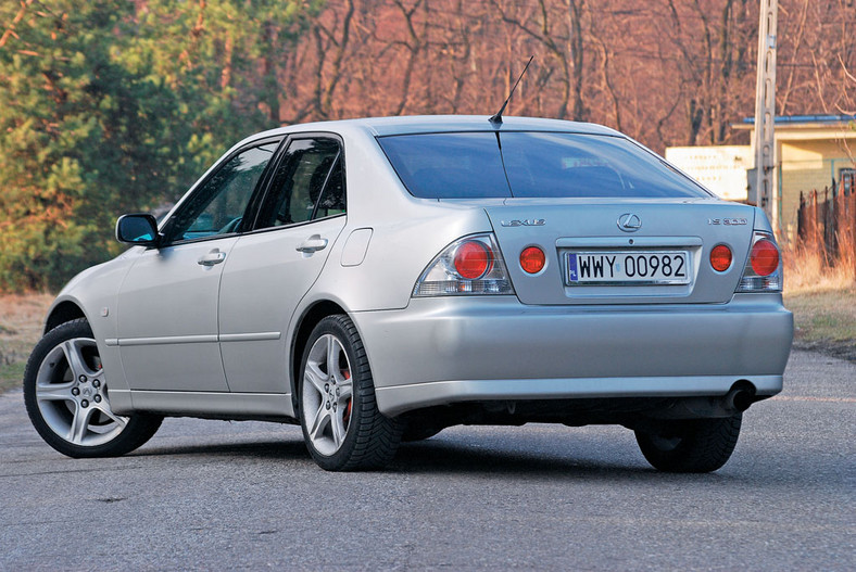 Alfa Romeo 156 kontra BMW serii 3, Lexus IS i Saab 93