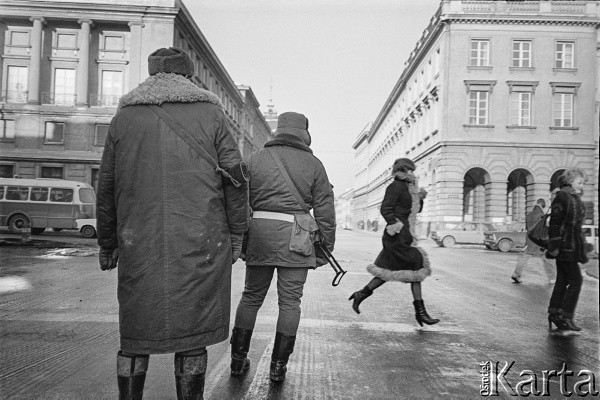 Po 13 grudnia 1981, Warszawa. Milicjanci na skrzyżowaniu ulic Świętokrzyskiej i Nowy Świat.
Fot. Małgorzata Niezabitowska i Tomasz Tomaszewski / Ośrodek KARTA