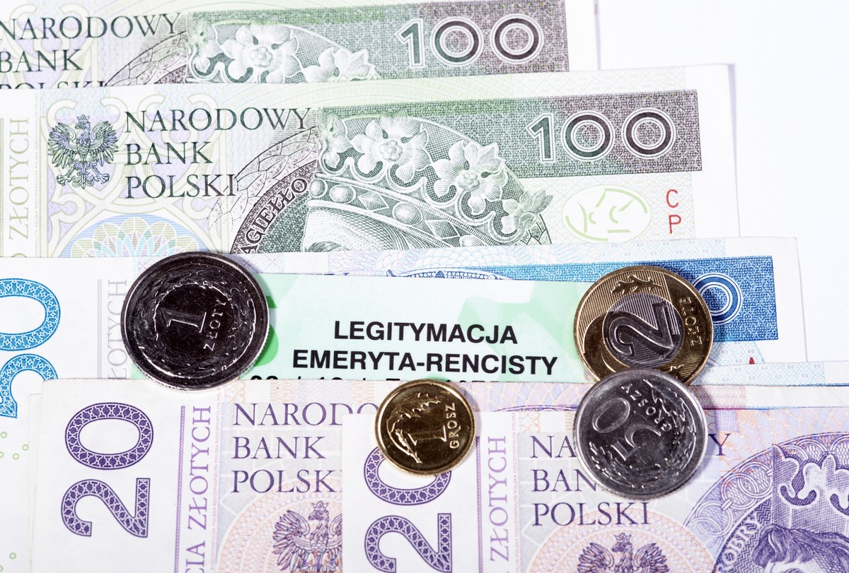legitymacja emeryta-rencisty na tle pieniędzy