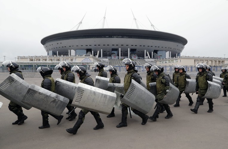Rosyjska policja ćwiczy przed mundialem walkę z piłkarskimi chuliganami