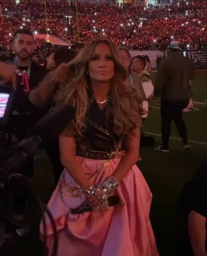Dženifer se sprema za izlazak na scenu