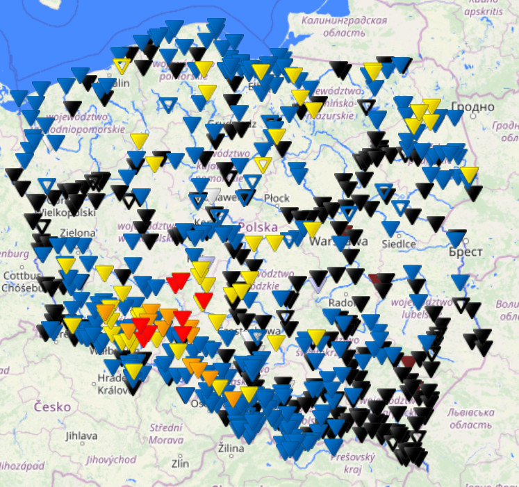 Stan wody w rzekach w czwartek (kolor czarny - strefa stanów niskich; niebieski - średnich; żółty - wysokich; pomarańczowy - przekroczenie stanów ostrzegawczych; czerwony - przekroczenie stanów alarmowych)