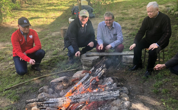 Kaczyński i Brudziński łowią i grillują. "Świeża ryba na brzozowym ogniu to jest to". FOTO