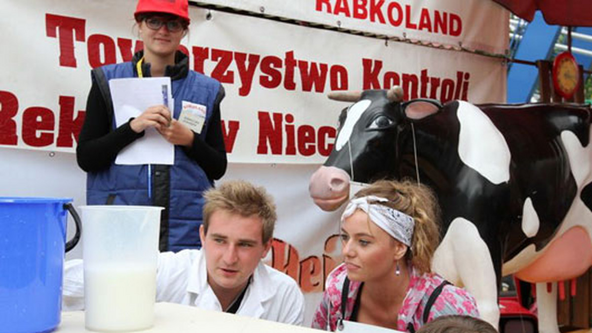 Ile mleka można wydoić w ciągu minuty? Rekord wynosi 3350 ml! Nie oznacza to, że nie można więcej. Już w sobotę każdy będzie mógł spróbować pobić ten wynik - tylko w Rabkolandzie w ramach niecodziennych Mistrzostw Polski w dojeniu sztucznej krowy.