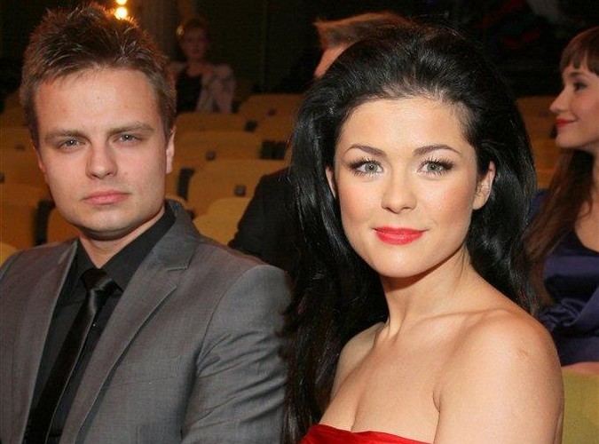 Marcin Hakiel wie, że łaska producentów 'Tańca z gwiazdami' na pstrym koniu jeździ. Założył więc własną szkołę tańca, w prowadzeniu której pomaga mu żona Kasia Cichopek