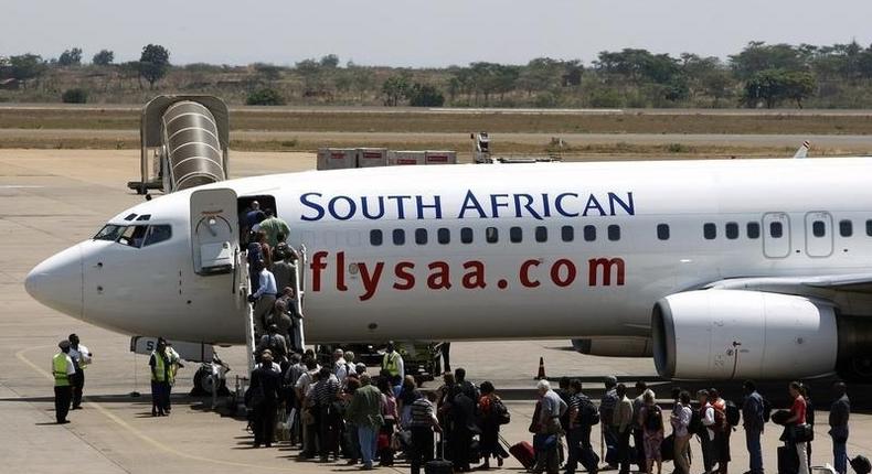 Passengers board a South African Airways Boeing 737 aircraft at the Kamuzu International Airport in Lilongwe October 25, 2009.