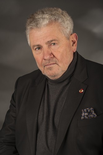 Andreas Mölzer (ur. 2 grudnia 1952 w Leoben) – austriacki polityk i dziennikarz, poseł do Parlamentu Europejskiego VI i VII kadencji.<br><br>W 2004 roku z listy FPÖ został wybrany do Parlamentu Europejskiego. W 2009 roku skutecznie ubiegał się o reelekcję. Zasiadł m.in. w Komisji Spraw Zagranicznych. W 2014 roku miał być liderem listy wyborczej swojego ugrupowania - został jednak zmuszony do rezygnacji z kandydowania po tym, jak w jednej z publicznych wypowiedzi porównywał Unię Europejską z III Rzeszą. Nazwał także wspólnotę 