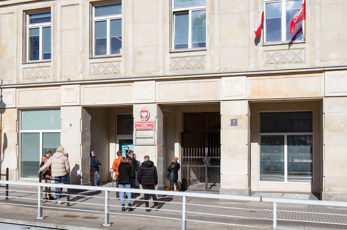 Poznan,,Poland,-,02.22.2022:,Immigrants,,Foreigners,,Refugees,From,Ukraine,Queuing