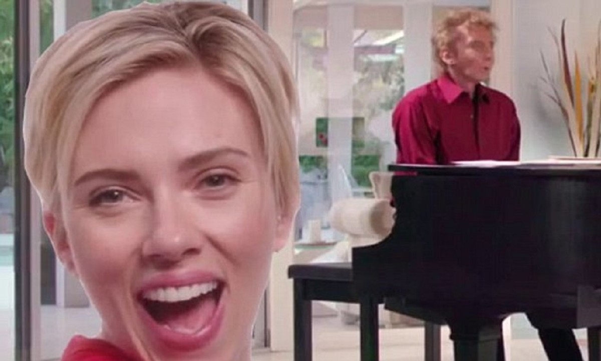 Scarlett Johansson i legendarny Barry Manilow śpiewają dla potrzebujących