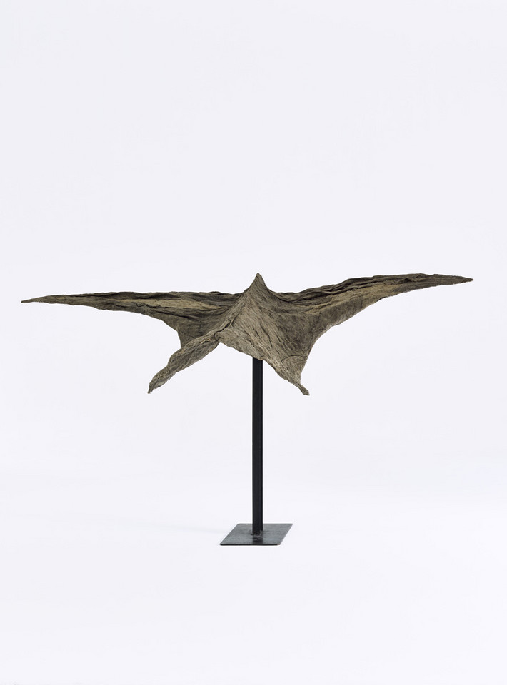 Magdalena Abakanowicz, Ptak 2, 2008, drewno, metal, tkanina, żywica, 200 x 280 x 175 cm