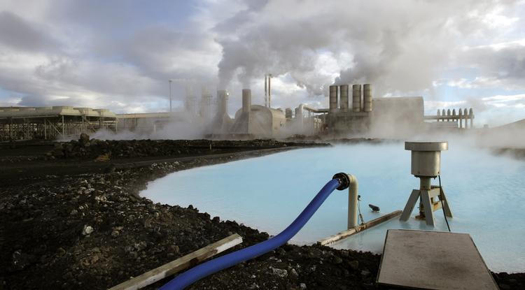 Termálfürdő és erőmű is épült a Kék Lagúnának nevezett melegvíz-forrásnál Izlandon