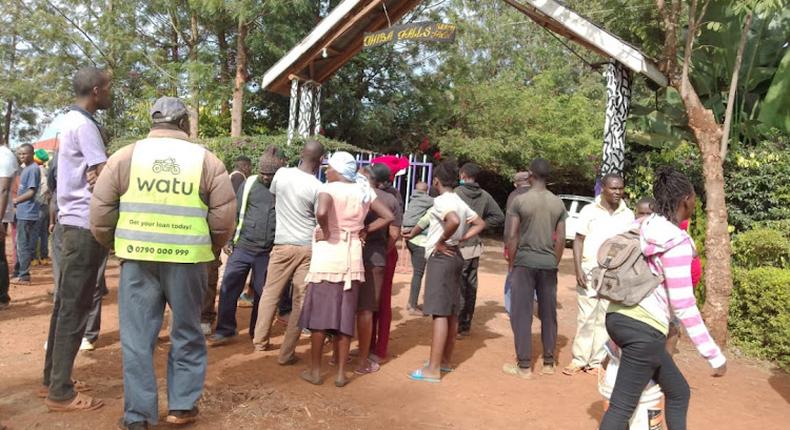 Residents of Kenya’s Kirinyaga County at a robbery scene