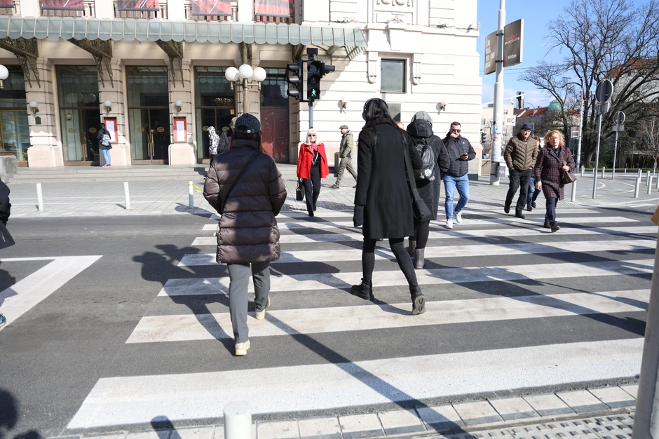 Kazna za korišćenje telefona ili slušalica dok prelazimo kolovoz iznosi 3.000 dinara