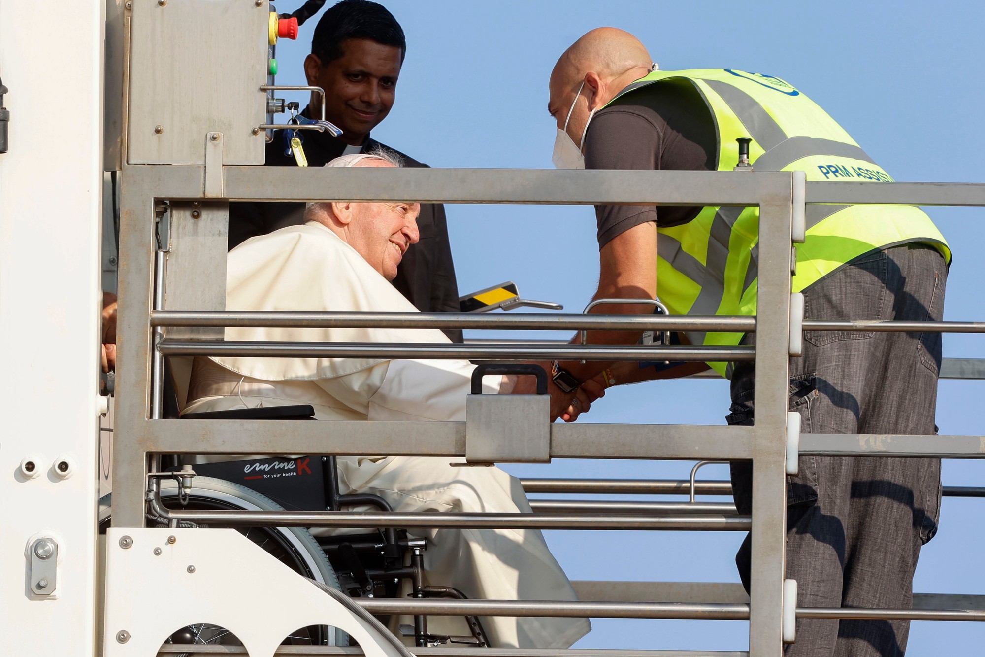 Pápež František na invalidnom vozíku nastupuje do lietadla na letisku Leonarda da Vinciho v Ríme.