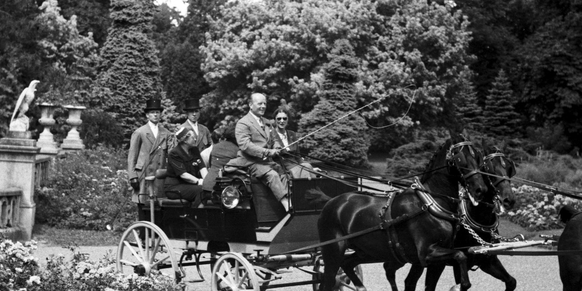 HRabia Alfred Antoni Potocki miał przed wojnę największy majątek ziemski w Polsce. Na zdjęciu w trakcie wizyty księcia Kentu Jerzego Windsora. Powozi hrabia Alfred Potocki. Obok księżna Kentu Marina, na tylnym siedzeniu z lewej księżna Elżbieta Lichtenstein.