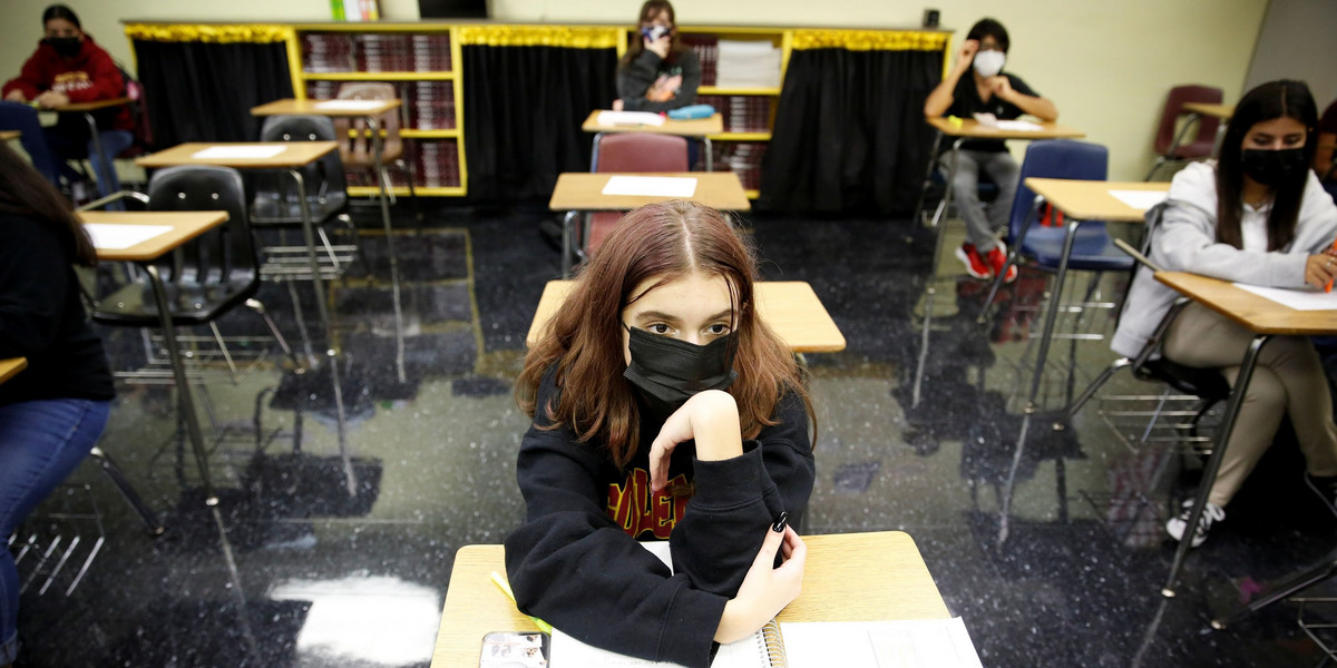 Szkoła w czasie pandemii wszędzie wygląda inaczej. W Stanach zalecenie jest takie, by uczniowie nosili maski także na lekcjach. 