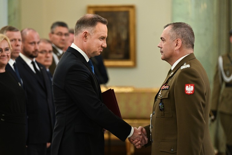 Prezydent Andrzej Duda oraz nowo powołany dowódca Sztabu Generalnego Wojska Polskiego gen. broni Wiesław Kukuła