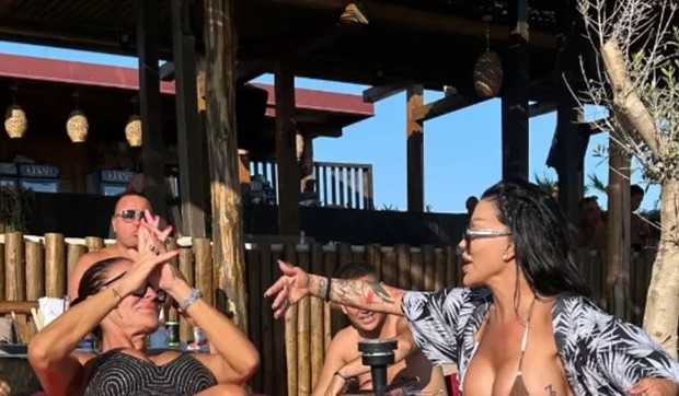 Milena Kačavenda, Žana Omnia