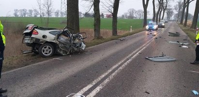 Dramatyczny wypadek. Auto rozpadło się na pół