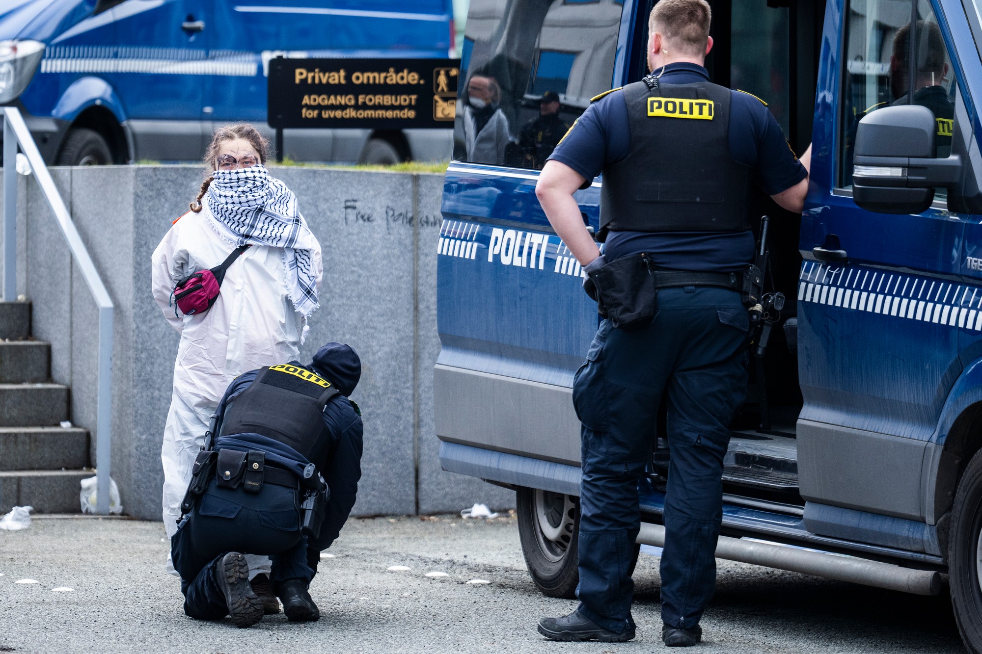 Dánska polícia zadržala 20 demonštrantov, ktorí protestovali proti dodávkam vojenského vybavenia Izraelu.