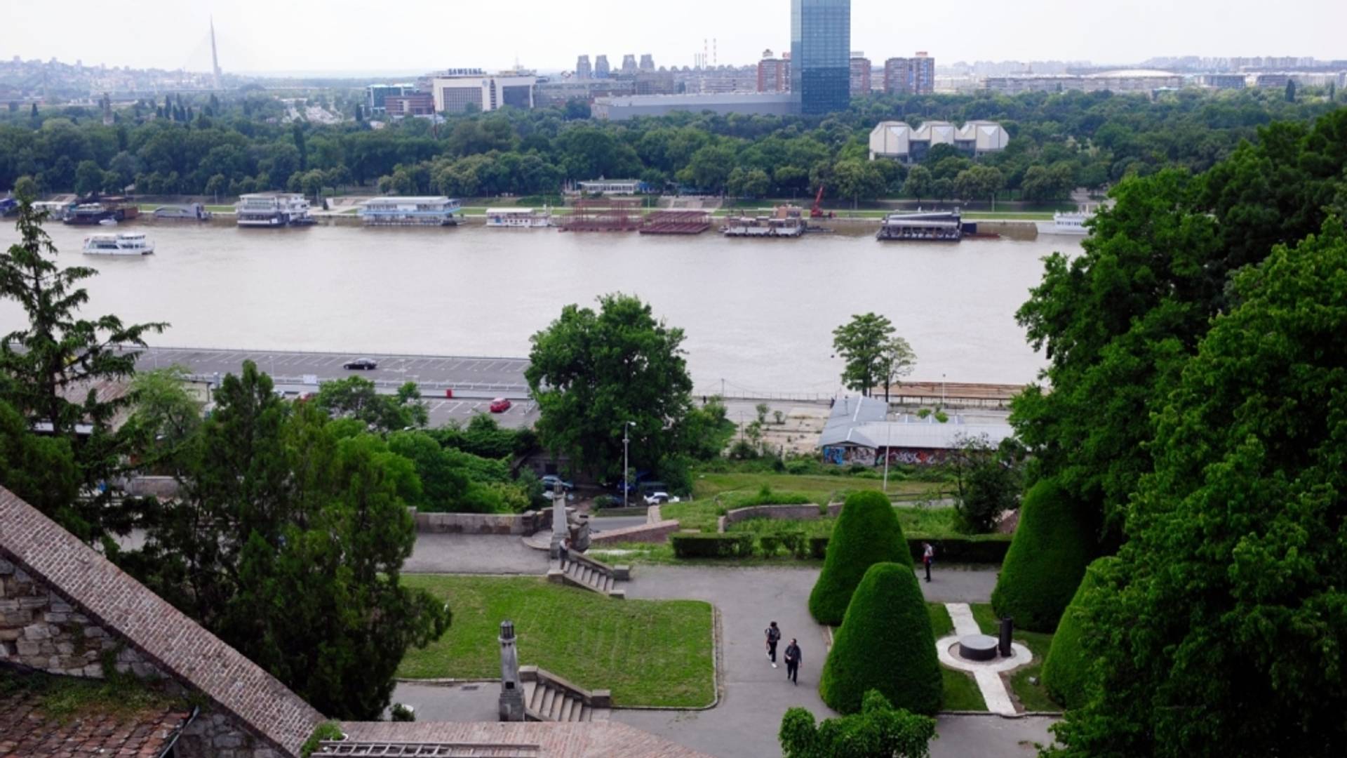 Usred parka na Kalemegdanu niče kafana i svi se pitaju šta će ona tu