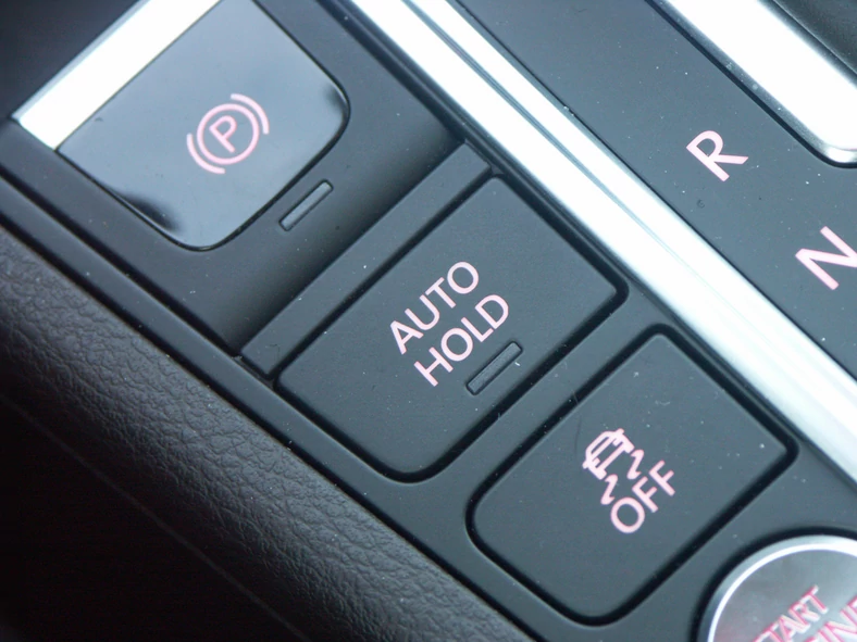 Włączniki hamulca postojowego i funkcji Auto Hold automatycznie aktywującej hamulec postojowy po zatrzymaniu auta