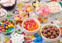 Stosowana w słodyczach, napojach, kosmetykach. Amerykanie zakazują, w Polsce jest dozwolona