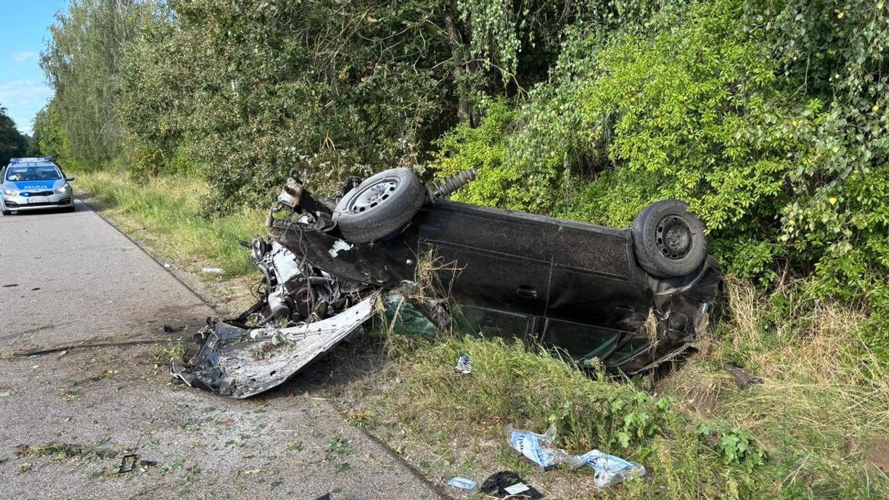 Groźny wypadek na Mazowszu. Pijany 20-latek uderzył autem w drzewo