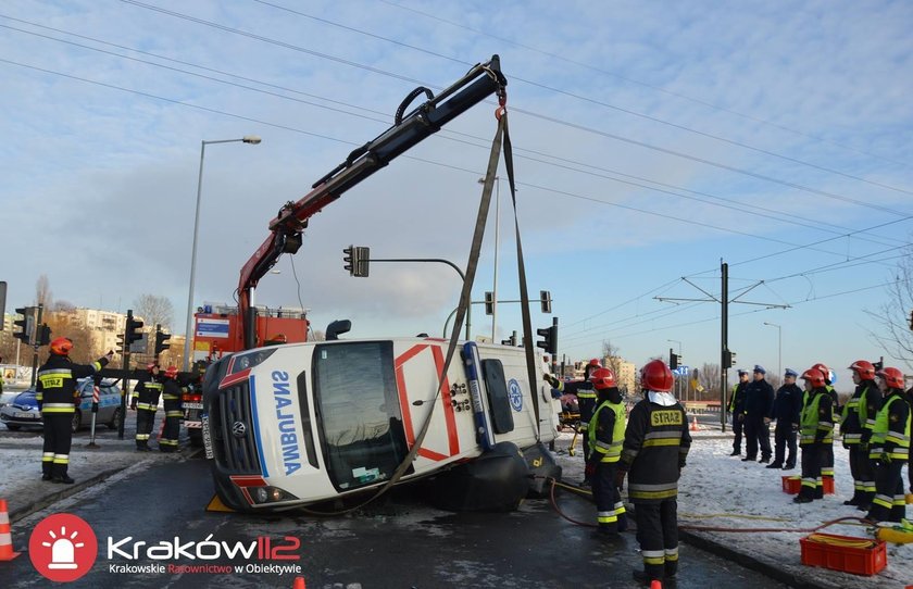 Wypadek karetki. Trzy osoby ranne