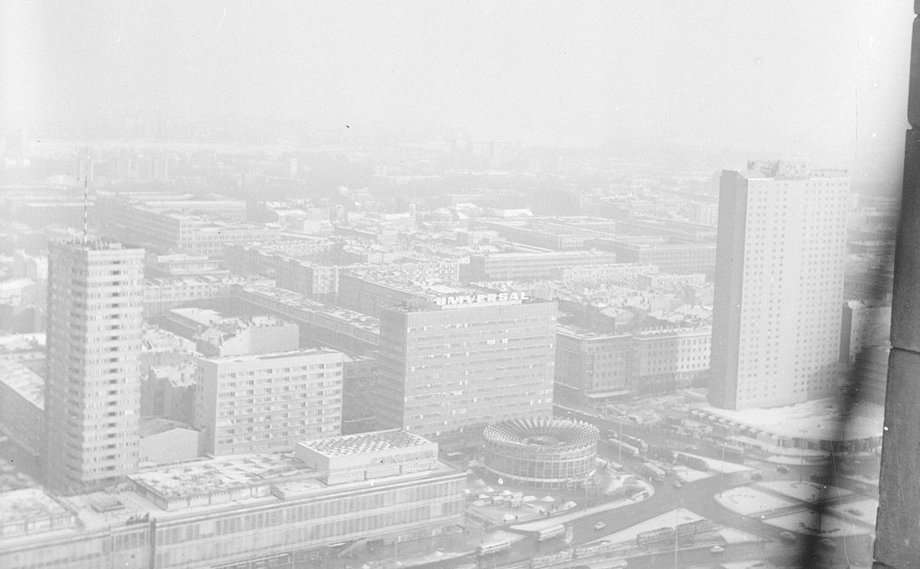 Panorama z Pałacu Kultury i Nauki, zdjęcie z lat 70. Hotel Forum pierwszy po prawej