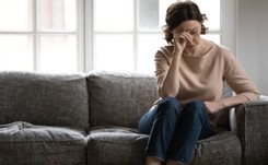 'Uśmiechnięta depresja'. Jakie sygnały w zachowaniu świadczą o ukrytej depresji?