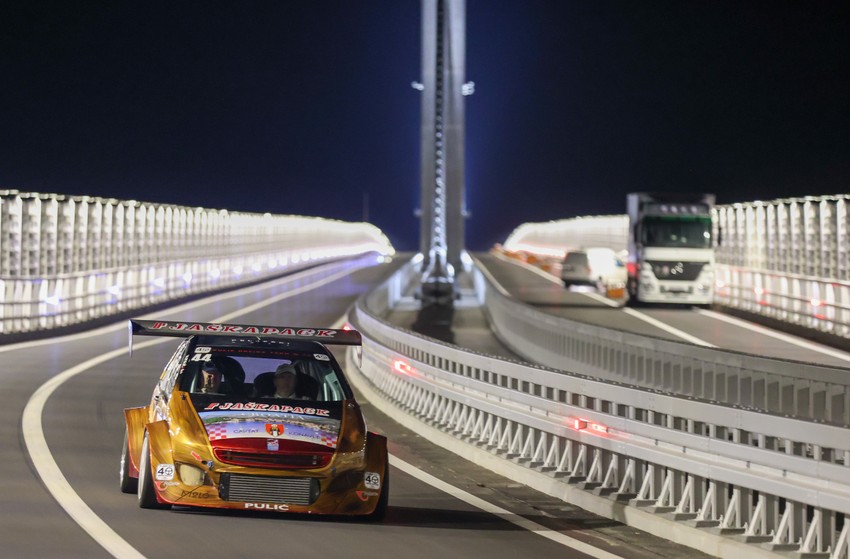  Na sredini Pelješkog mosta Nevera se mimoišla s automobilom koji je vozio nekadašnji trostruki evropski prvak na brdskim trkama, hrvatski vozač Niko Pulić, preneo je Index. 