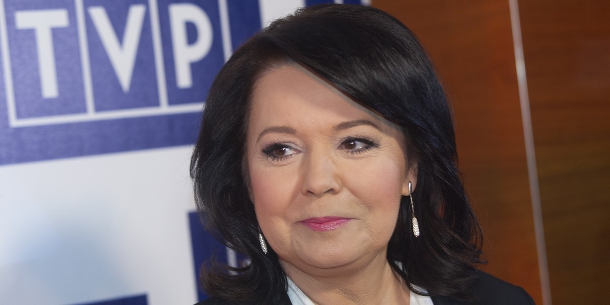 Danuta Holecka jest jedną z głównych prowadzących "Wiadomości" od czasu nastania w TVP tzw. "dobrej zmiany"