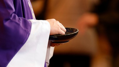 środa popielcowa 2026. co oznacza posypanie głów popiołem i czy trzeba