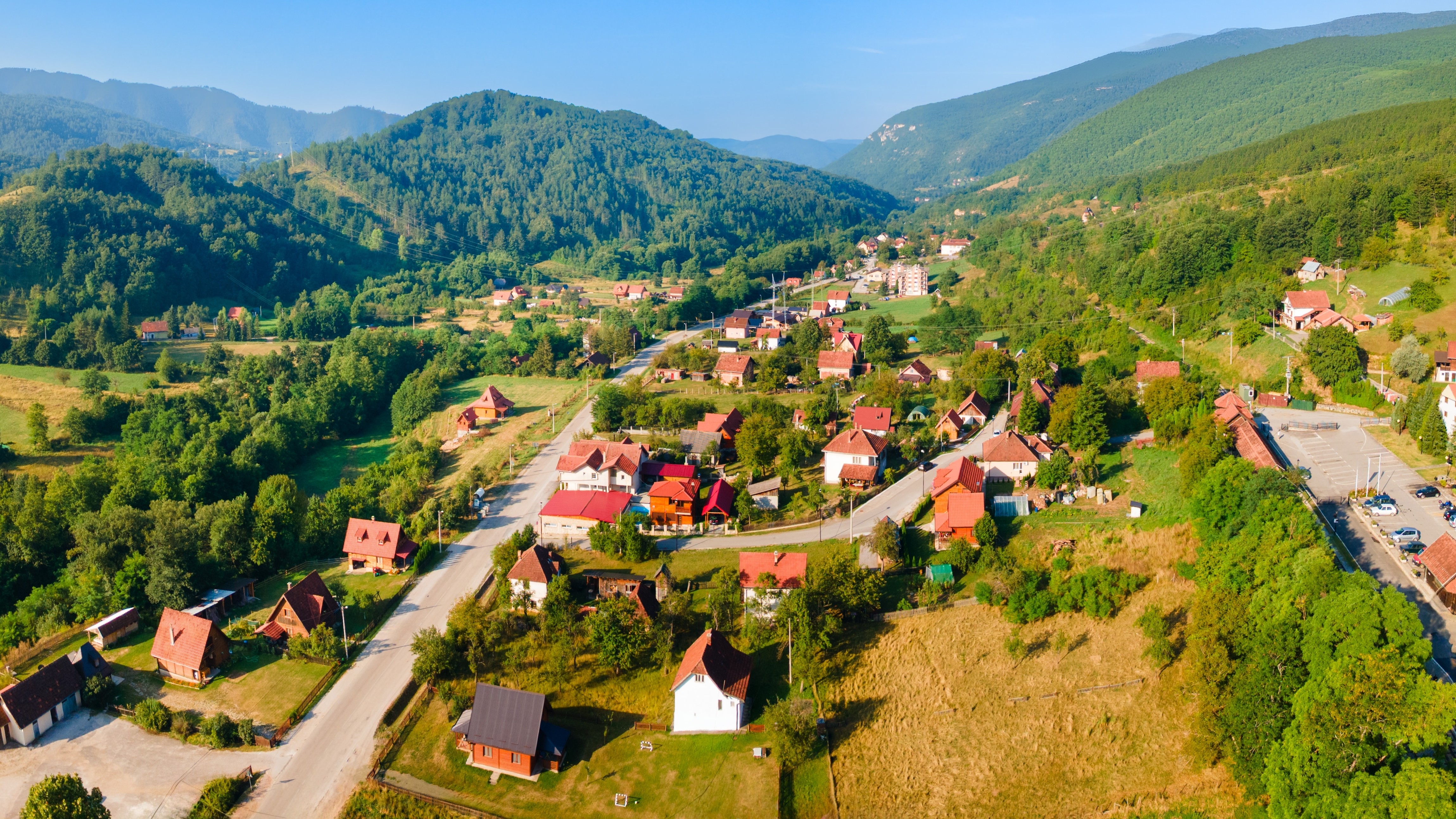 Un întreg complex etnografic se vinde, cu tot cu lac, cu 180.000 de euro, în Serbia