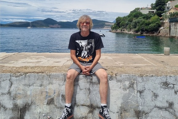 NAŠ GLUMAC IMA PRIVATNU PLAŽU I KUĆU OD STAROG KAMENA U CRNO