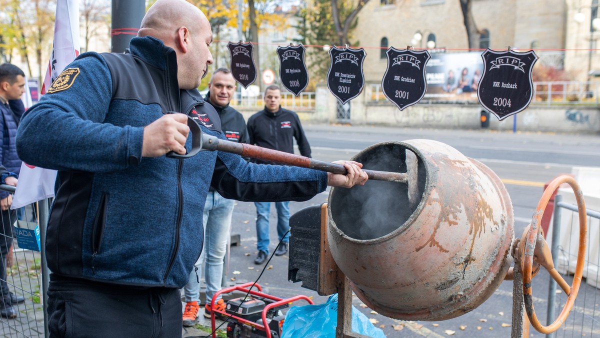 Protest przed biurem poselskim premiera Mateusza Morawieckiego w Katowicach