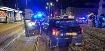 Auto zatrzymało się na torowisku. Porażający widok w środku. Przy danych kierowcy tkwiła ta notka