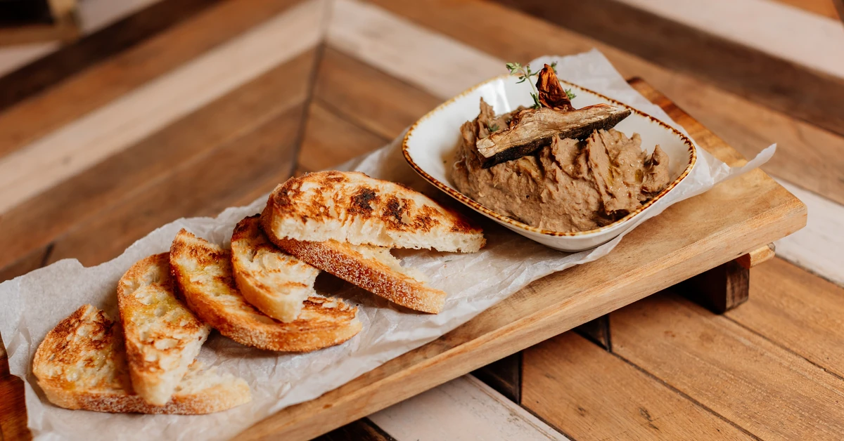 Pasztet maślany na mięsie z rosołu. Idealna przekąska na Wszystkich Świętych