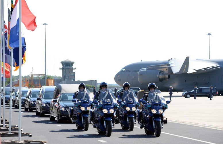 Kondukt żałobny karawanów jedzie z lotniska w Eindhoven