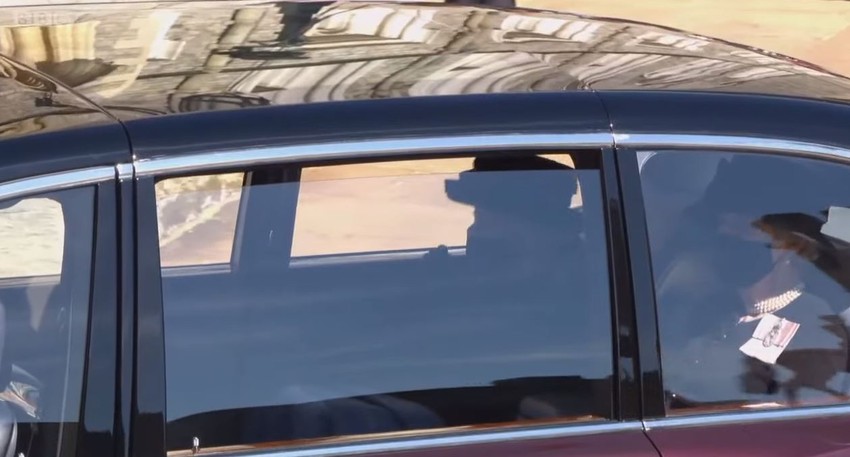 Automobil u kojem se nalazi kraljica Elizabeta II