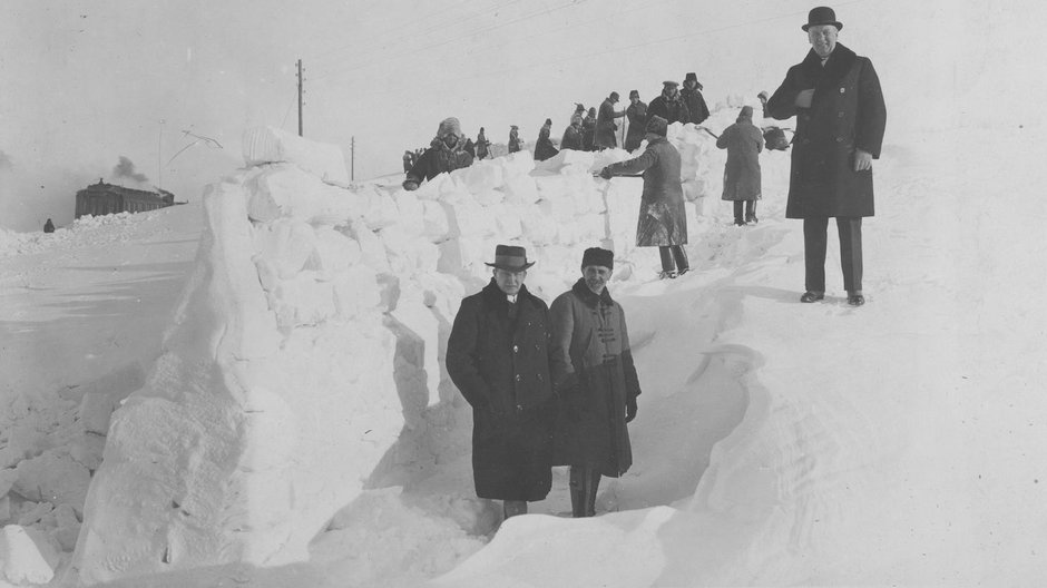 Budowa wału z bloków śnieżnych, który ma służyć jako ochrona przed nawiewaniem śniegu na tory kolejowe, zima 1929