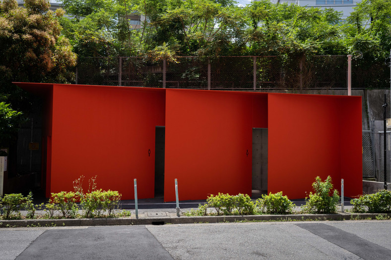 Publiczna toaleta zaprojektowana przez japońskiego projektanta przemysłowego Nao Tamurę w dzielnicy Higashi Sanchome w Tokio.